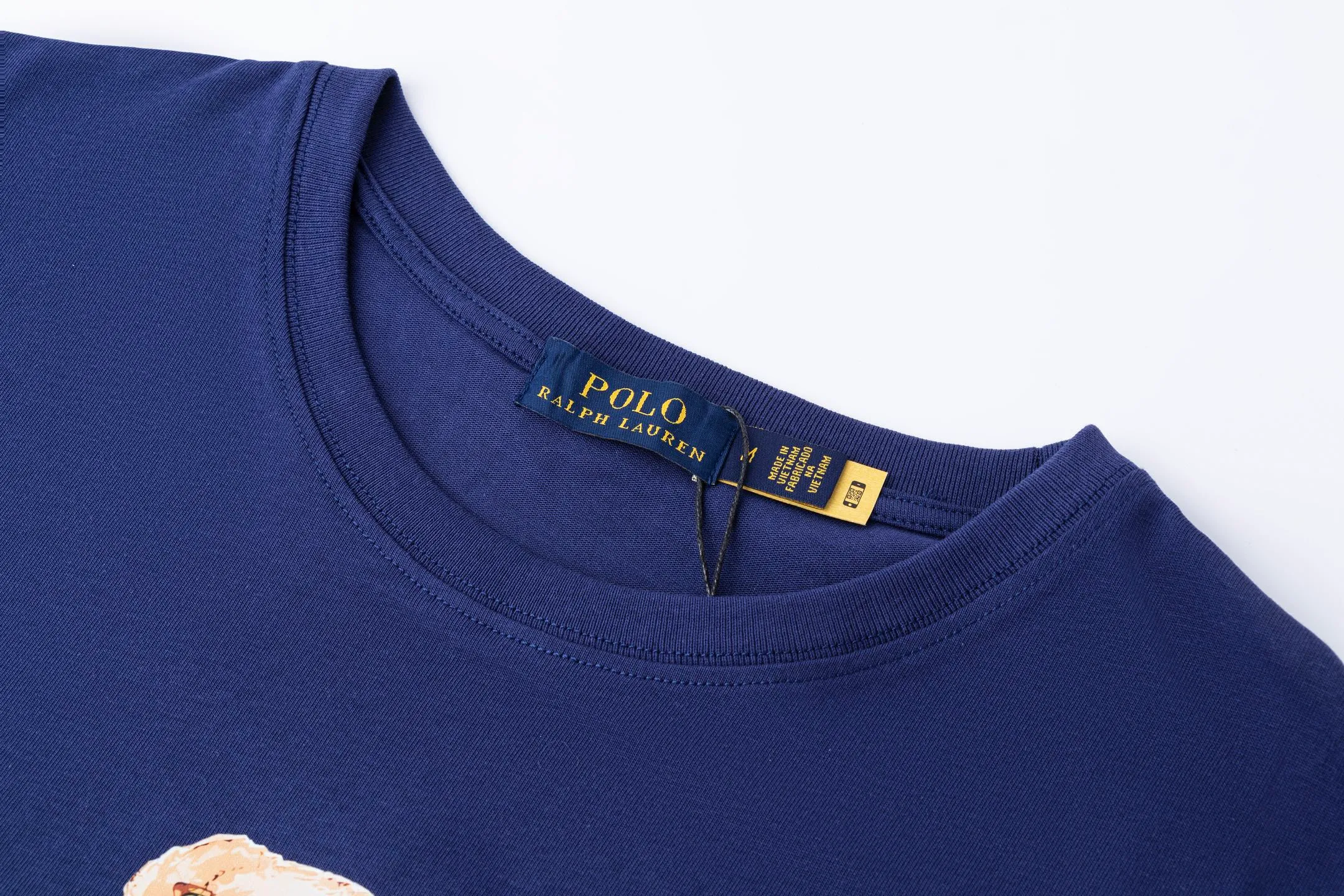 P126 Style number: 511 Ralph Lauren/Ralph Lauren 25ss new bear print round neck short sleeves. The main LOGO on the neck has a QR code mark, which can be scanned for verification to distinguish low-end products on the market. 32 counts, 240g hydrophilic toner, 100% cotton fabric, comfortable and soft, highly breathable, focusing on high-end cost-effectiveness, needless to say good quality. Available in a variety of colors, both boys and girls can try this genderless style, giving them a yuppie tone in no time. Immerse yourself in your leisurely style, and have your own style in retro. Natural, vivid, and very French romantic feelings perfectly integrate the youthful atmosphere with the trend. The clever embellishment of the classic pony logo embroidery carries all the eye-catching points. Color: black, white, navy blue, light blue Size: S-xL S Shoulder width 44 Bust 104 Sleeve length 23 Clothing length 72 M Shoulder width 45 Bust 108 Sleeve length 24 Clothing length 74 L Shoulder width 46 Bust 112 Sleeve length 25 Clothing length 76 xL Shoulder width 47 Bust 116 Sleeve length 26 Clothing length 78